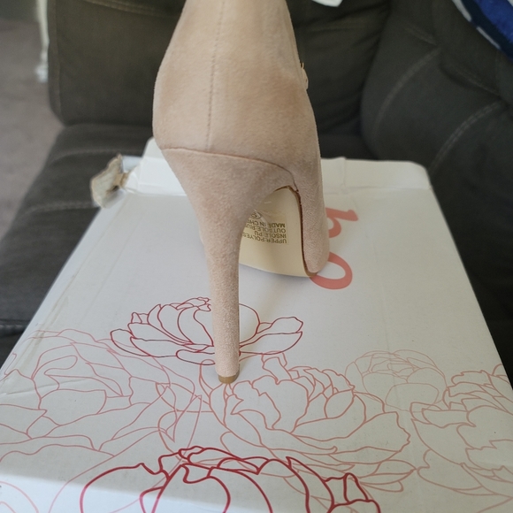 Ladies Heels with strap - Picture 3 of 6